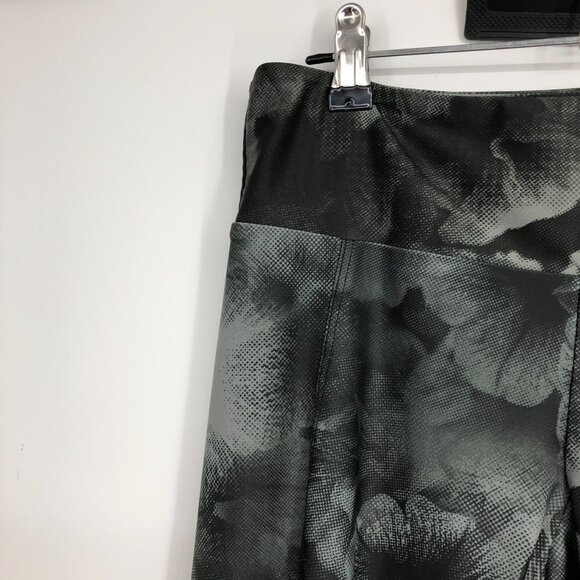 Onzie Capri Yoga Weave leggings in grey black petunia print SP cross cross hems - Picture 14 of 16